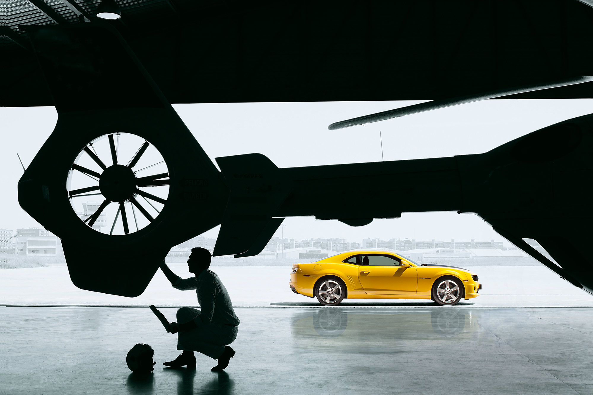 Chevrolet Camero im Hangar